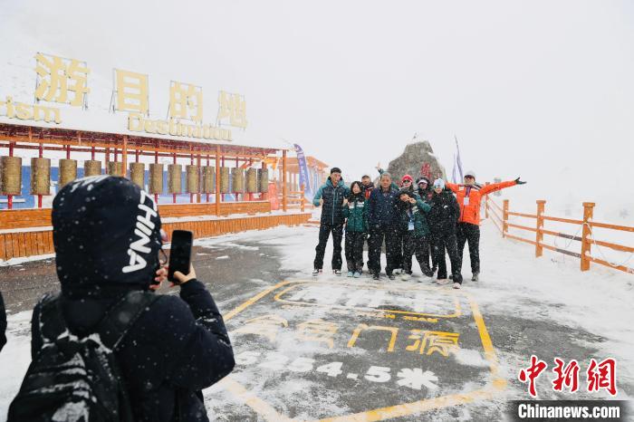 2025岗什卡雪峰滑雪登山邀请赛正式开幕，16单位