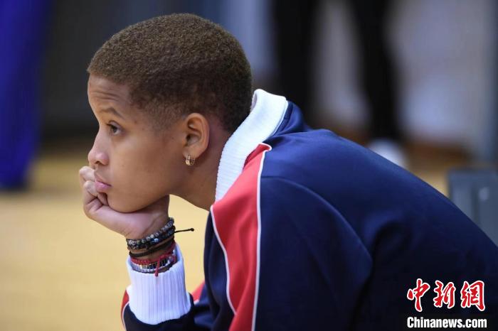 在天津举行的第四届东西部协作女排明星公益赛