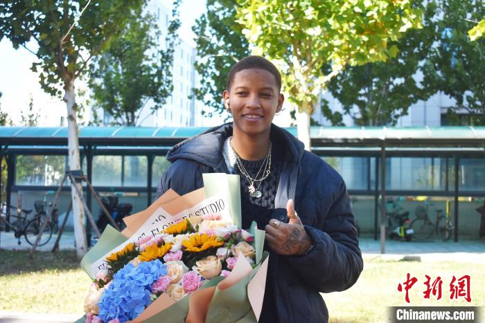 在天津举行的第四届东西部协作女排明星公益赛