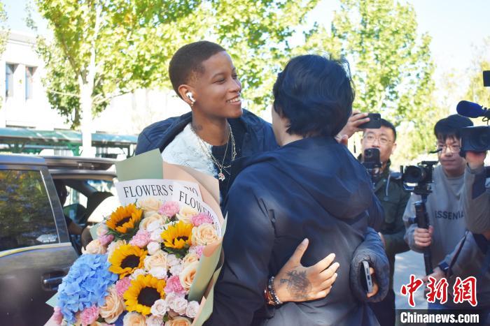 在天津举行的第四届东西部协作女排明星公益赛