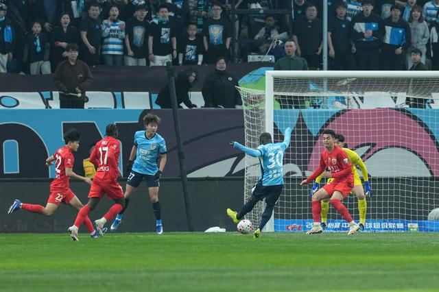 海港外援配置失衡致中场失控，三外援前锋模式