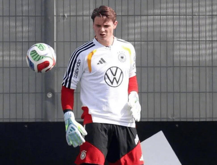 拜仁门将乌尔比希右膝伤退 国家队首秀告急